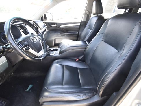 Used 2019 Toyota Highlander XLE FWD image 9