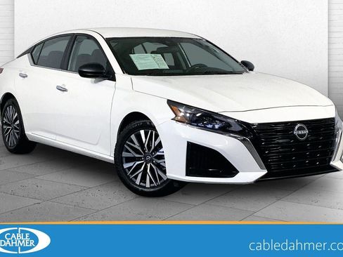 Used 2025 Nissan Altima 2.5 SV image 1