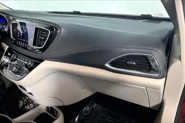 Used 2019 Chrysler Pacifica Limited w/ Tire & Wheel Group FWD image 18