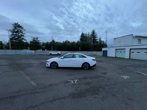 Used 2025 Hyundai Elantra SEL image 14