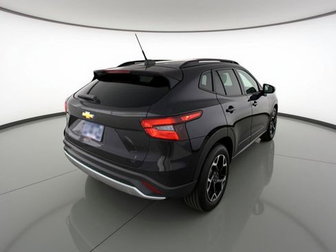 Used 2025 Chevrolet Trax LT FWD image 9