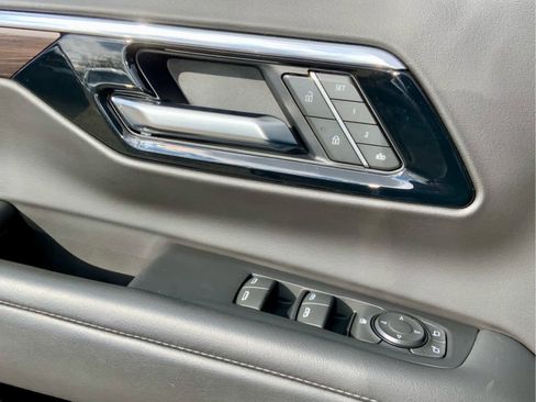 Used 2025 Chevrolet Suburban Z71 AWD/4WD image 48