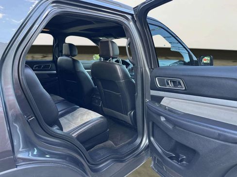 Used 2017 Ford Explorer XLT w/ Equipment Group 202A AWD/4WD image 15