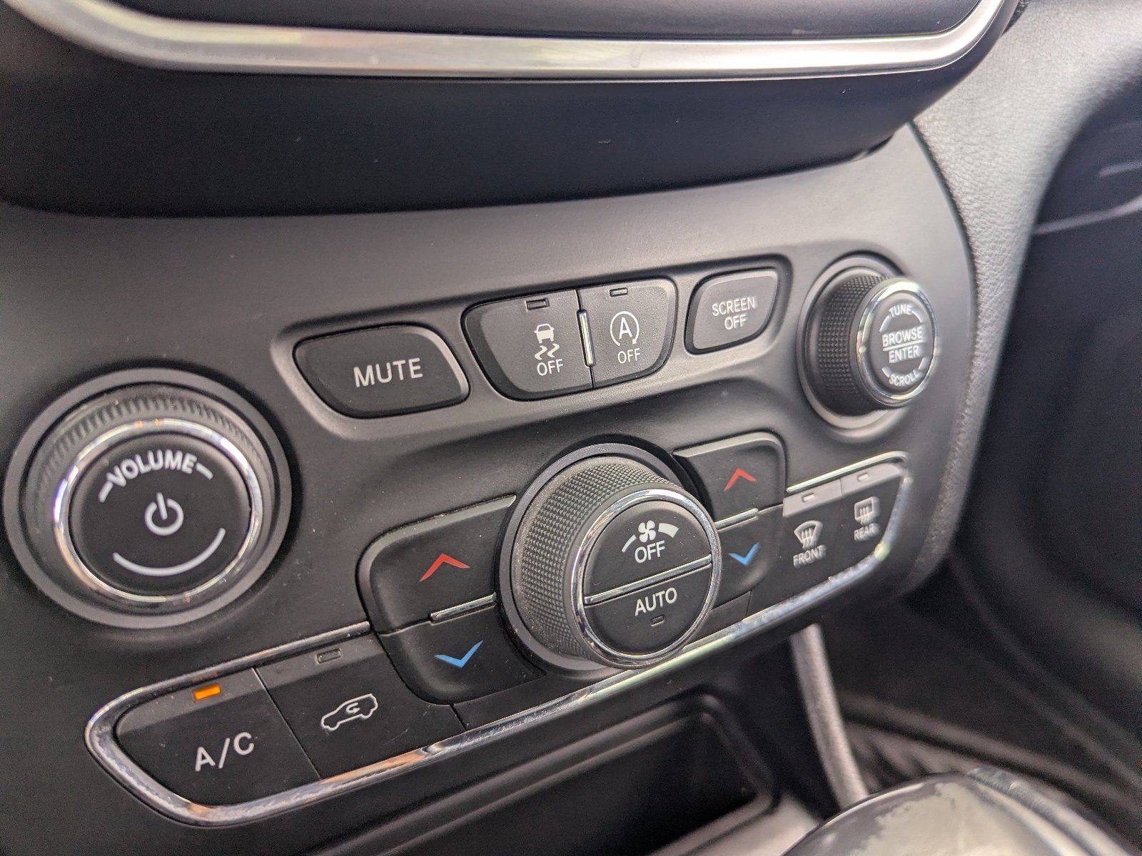 Used 2020 Jeep Cherokee Latitude Lux w/ Comfort/Convenience Group FWD image 27