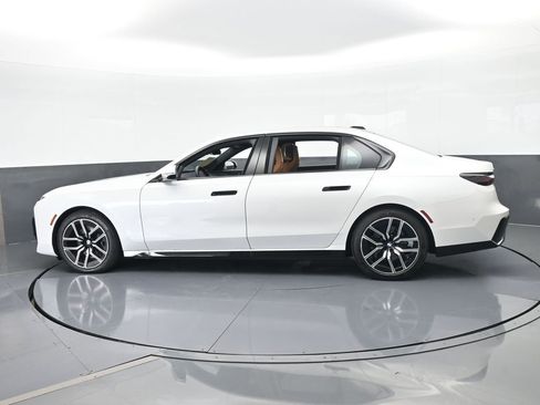 Used 2025 BMW 740i xDrive image 3