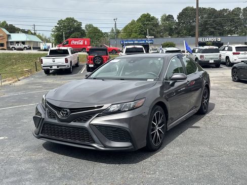 Used 2023 Toyota Camry SE image 3