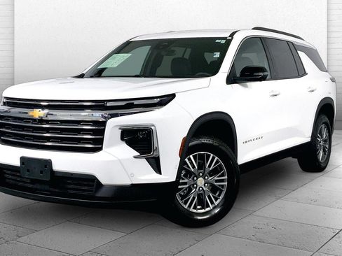 Used 2025 Chevrolet Traverse LT w/ Enhanced Driving Package FWD image 12