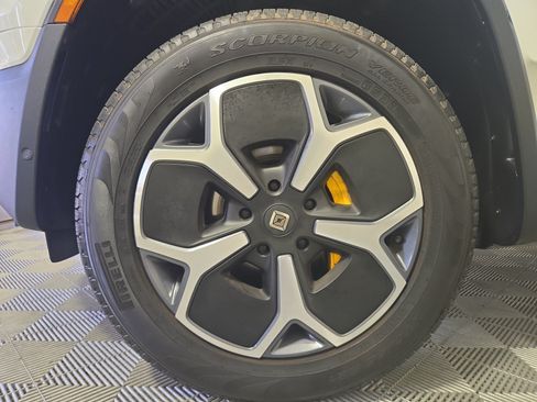Used 2024 Rivian R1S Adventure AWD/4WD image 9
