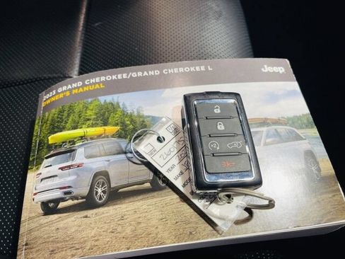 Used 2023 Jeep Grand Cherokee Overland w/ Luxury Tech Group IV AWD/4WD image 32