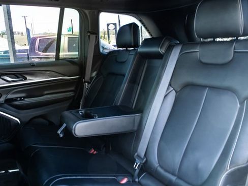 Used 2023 Jeep Grand Cherokee Overland w/ Luxury Tech Group IV AWD/4WD image 21