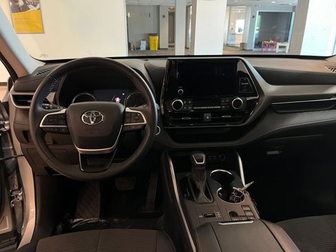 Used 2025 Toyota Highlander LE FWD image 31