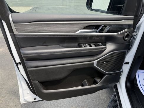 Used 2024 Jeep Wagoneer Series II w/ Flexible Seating Group AWD/4WD image 19