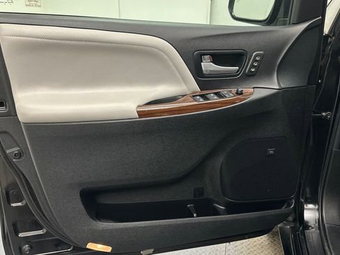 Used 2017 Toyota Sienna Limited image 19