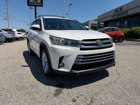 Used 2017 Toyota Highlander Limited AWD/4WD image 3