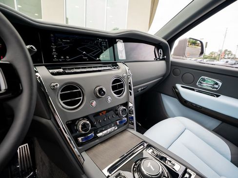Used 2025 Rolls-Royce Cullinan AWD/4WD image 39