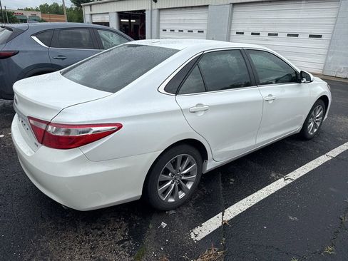 Used 2017 Toyota Camry XLE FWD image 2