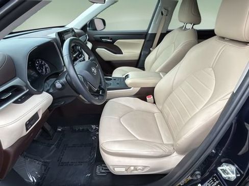 Used 2020 Toyota Highlander XLE FWD image 18