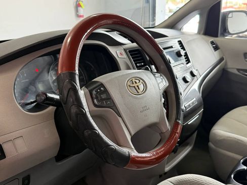 Used 2012 Toyota Sienna LE FWD image 9