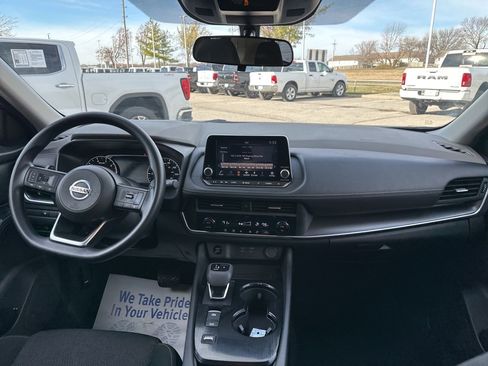 Used 2024 Nissan Rogue SV image 2