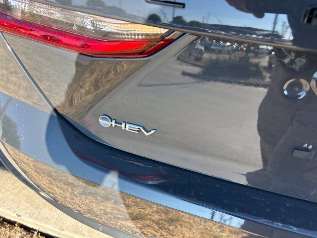 Used 2025 Toyota Camry SE FWD image 5