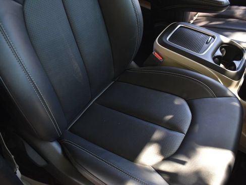 Used 2024 Chrysler Pacifica Touring-L FWD image 24