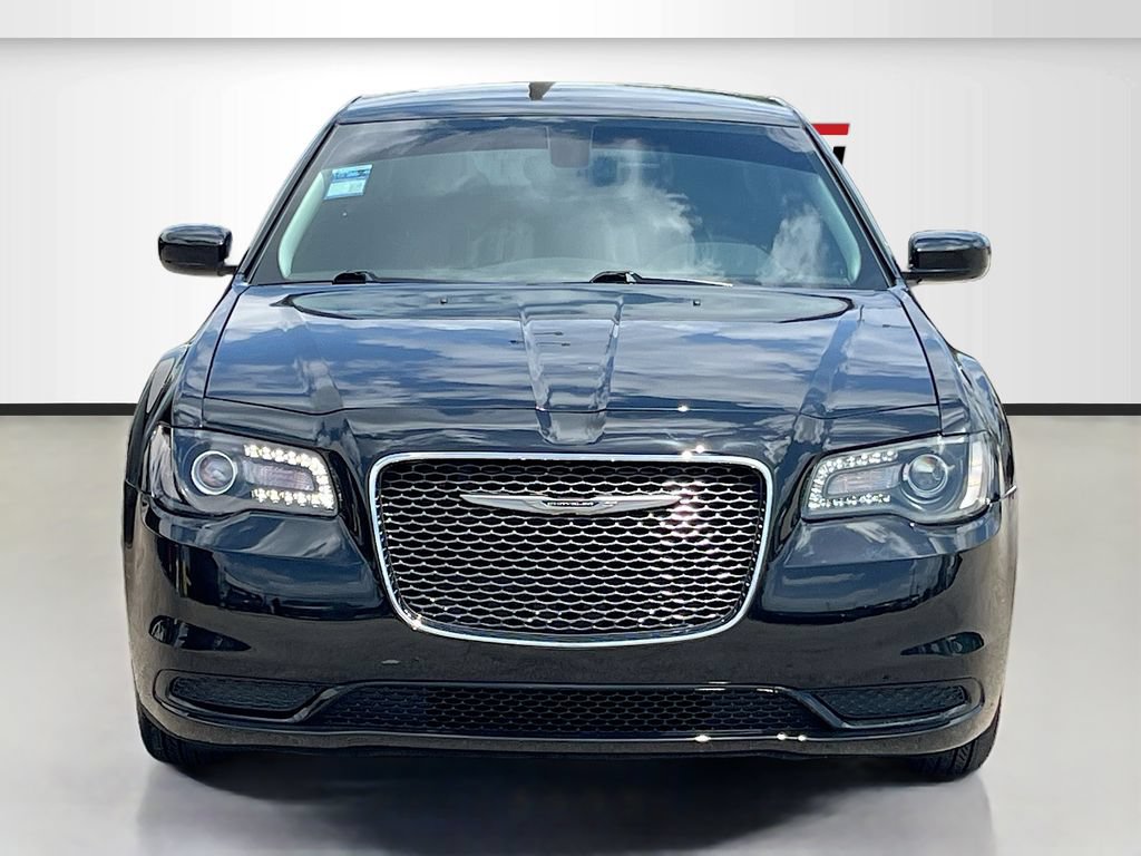 Used 2023 Chrysler 300 Touring RWD image 2