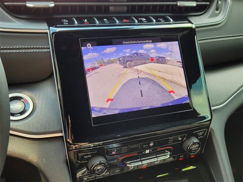 Used 2025 Jeep Grand Cherokee Laredo X w/ Luxury Tech Group I image 27