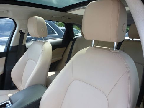 Used 2019 Jaguar F-PACE Premium AWD/4WD image 17