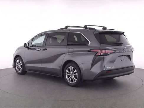 Used 2025 Toyota Sienna XLE w/ XLE Plus Package AWD/4WD image 3