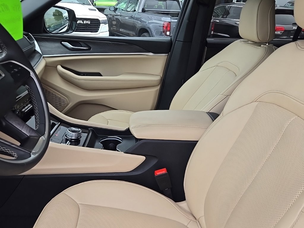 Certified 2024 Jeep Grand Cherokee Limited w/ Luxury Tech Group II AWD/4WD image 20