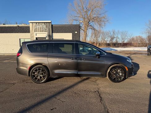 Used 2022 Chrysler Pacifica Limited AWD/4WD image 3