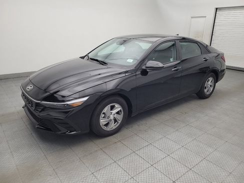 Used 2025 Hyundai Elantra SE FWD image 2