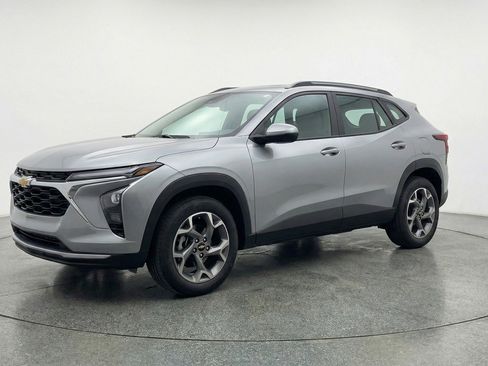 Used 2025 Chevrolet Trax LT w/ LT Convenience Package image 3