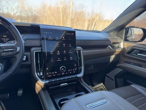 Used 2025 GMC Yukon Denali Ultimate image 30