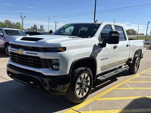 Used 2024 Chevrolet Silverado 2500 Custom w/ Custom Value Package AWD/4WD image 9