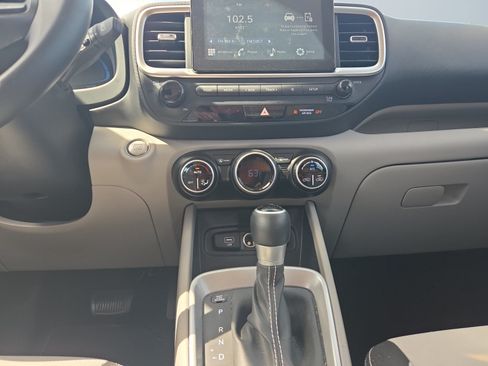 Used 2025 Hyundai Venue SEL FWD image 13
