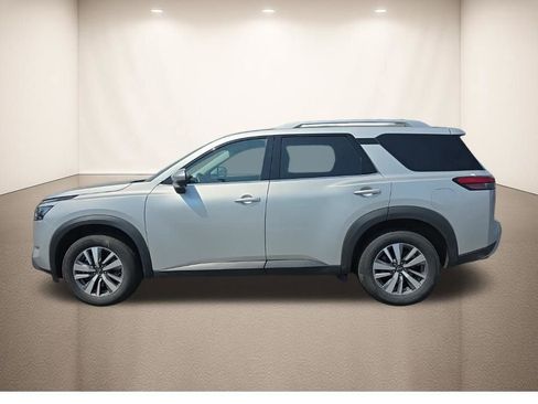 Used 2025 Nissan Pathfinder SL FWD image 12