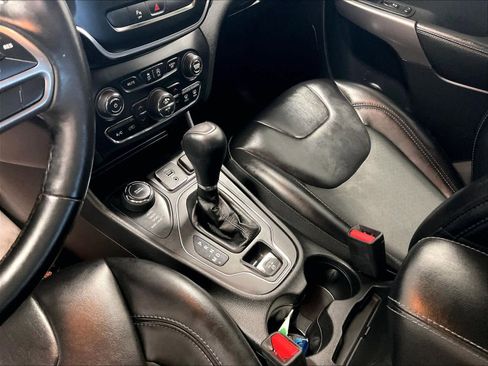 Used 2019 Jeep Cherokee Latitude Plus w/ Comfort/Convenience Group image 20