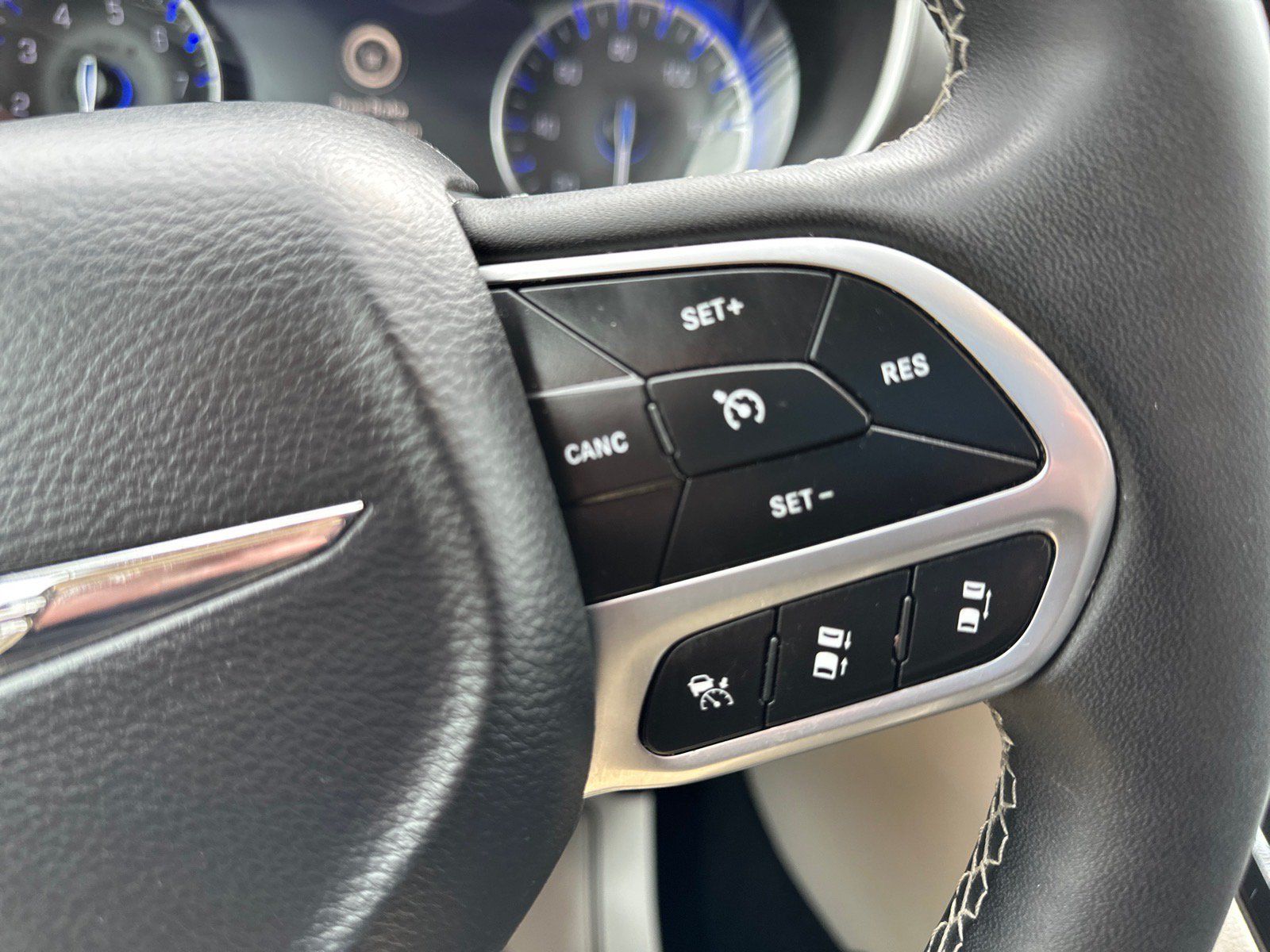 Used 2024 Chrysler Pacifica Touring-L FWD image 19