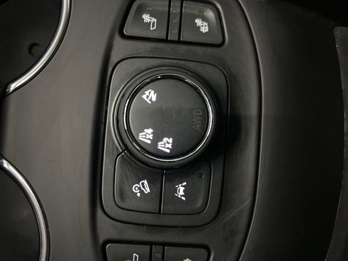 Used 2024 GMC Terrain SLT AWD/4WD image 7