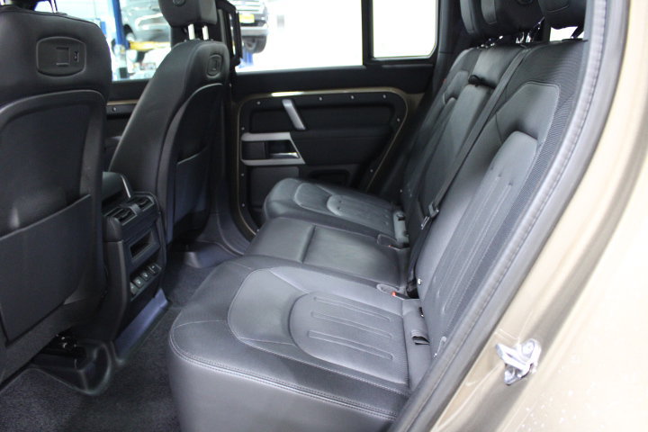 Used 2021 Land Rover Defender 110 X-Dynamic SE AWD/4WD image 23