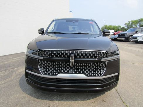 Used 2025 Lincoln Navigator Reserve AWD/4WD image 6