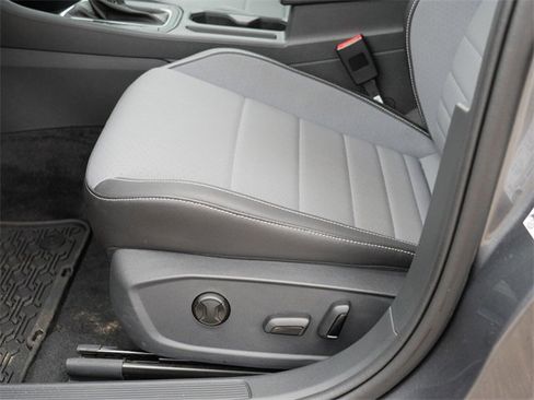 Certified 2025 Volkswagen Jetta SE image 15