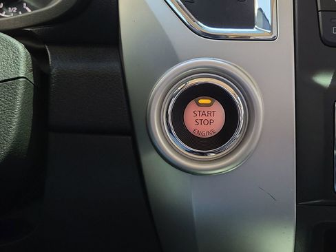Used 2018 Nissan Titan SL RWD image 17