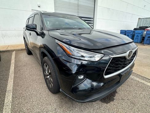 Used 2024 Toyota Highlander XLE AWD/4WD image 1