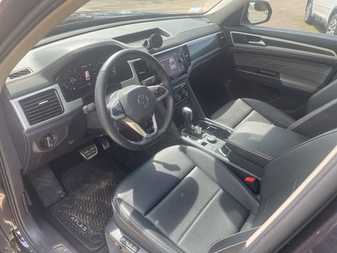 Used 2023 Volkswagen Atlas SEL R-Line AWD/4WD image 6
