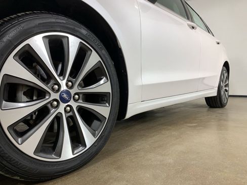 Used 2019 Ford Fusion SE image 2