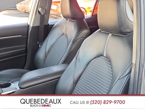 Used 2020 Toyota Camry SE w/ Convenience Package FWD image 11