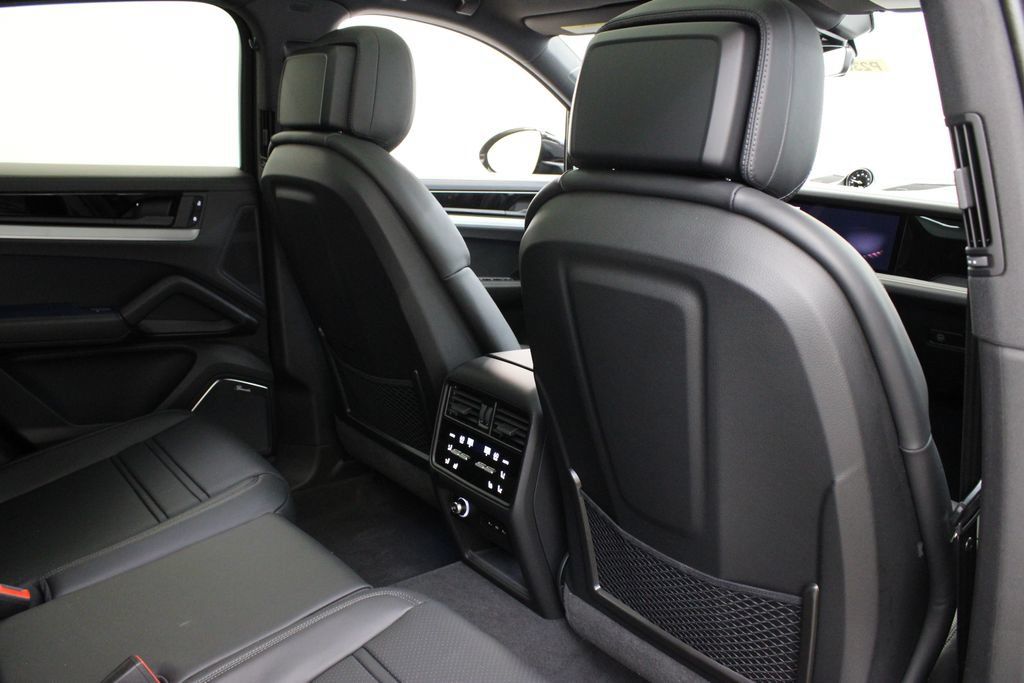 Used 2025 Porsche Cayenne S AWD/4WD image 27