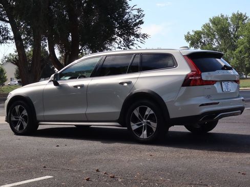 Used 2021 Volvo V60 T5 Cross Country AWD/4WD image 7